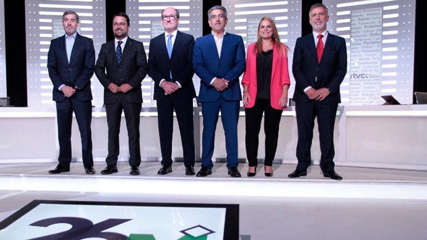 Los cinco candidatos a la Presidencia instantes antes de empezar el debate junto al administrador de RTVC, José Carlos Naranjo Sintes (tercero desde la izquierda).