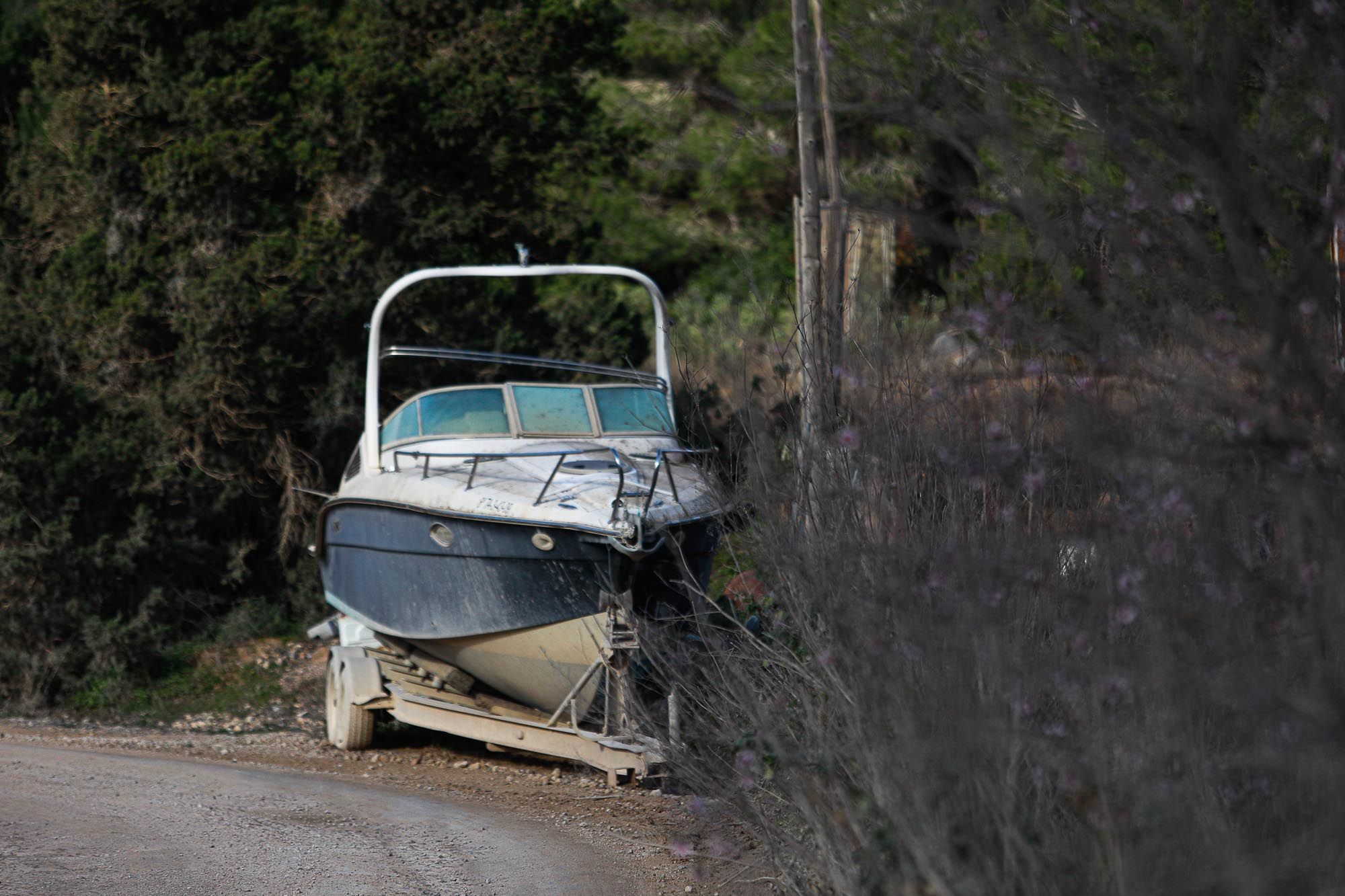 Retirada de barcos almacenados ilegalmente en Cala Tarida