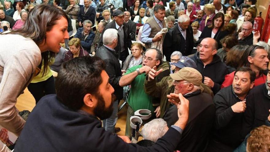 Los concejales de Rexeneración Urbana y Xustiza Social (izquierda) antes de la asamblea en Eirís.