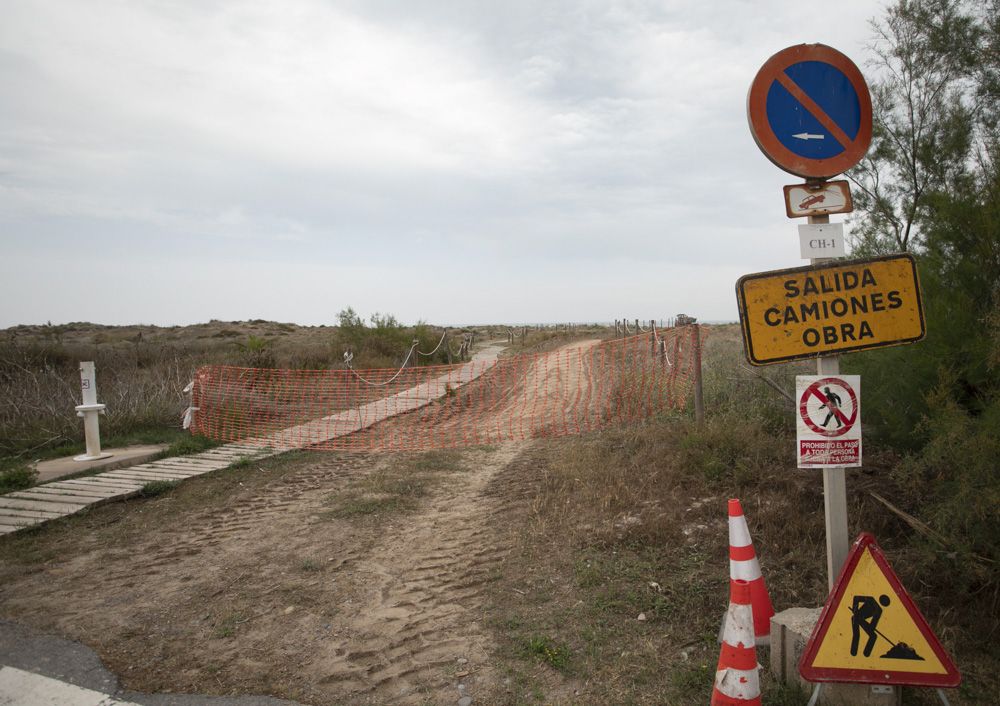 Se inician los trabajos de retirada de piedras en la playa de Canet