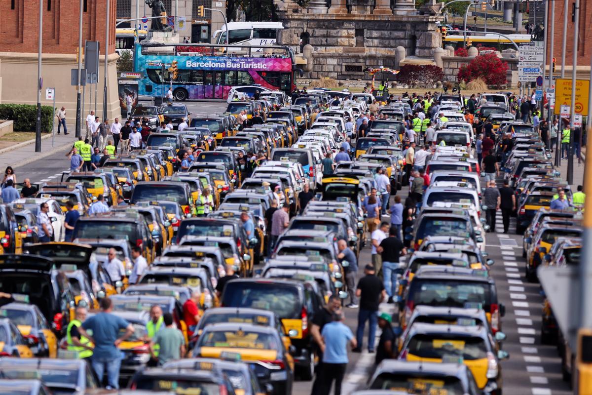 Els taxistes ‘perdonen’ l’operació tornada i convoquen un marxa lenta a Barcelona el 5 de setembre