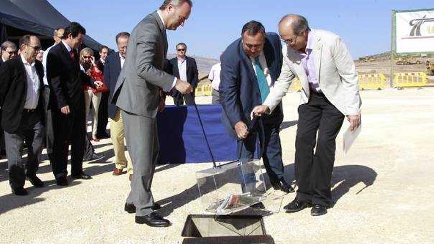 El President de la Generalitat, colocando la primera piedra de un nuevo embalse.