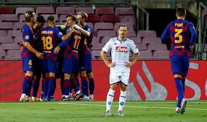 Los jugadores del FC Barcelona celebran el segundo gol de su equipo, marcado por Leo Messi, durante el partido de vuelta de octavos de final de Liga de Campeones que disputa ante el SSC Nápoles esta noche en el Camp Nou de Barcelona.