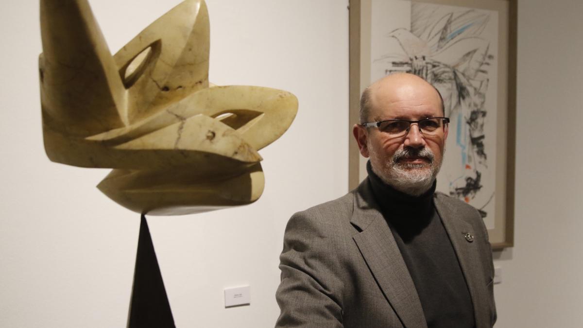 El escultor Luis Manuel García Cruz en la inauguración de la exposición &#039;Los trazos perdidos&#039; en Fundación Cajasol