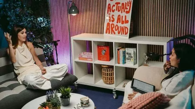 Nayara Ortega y Déborah Sabina presentan el podcast 'Casi Algo Club'