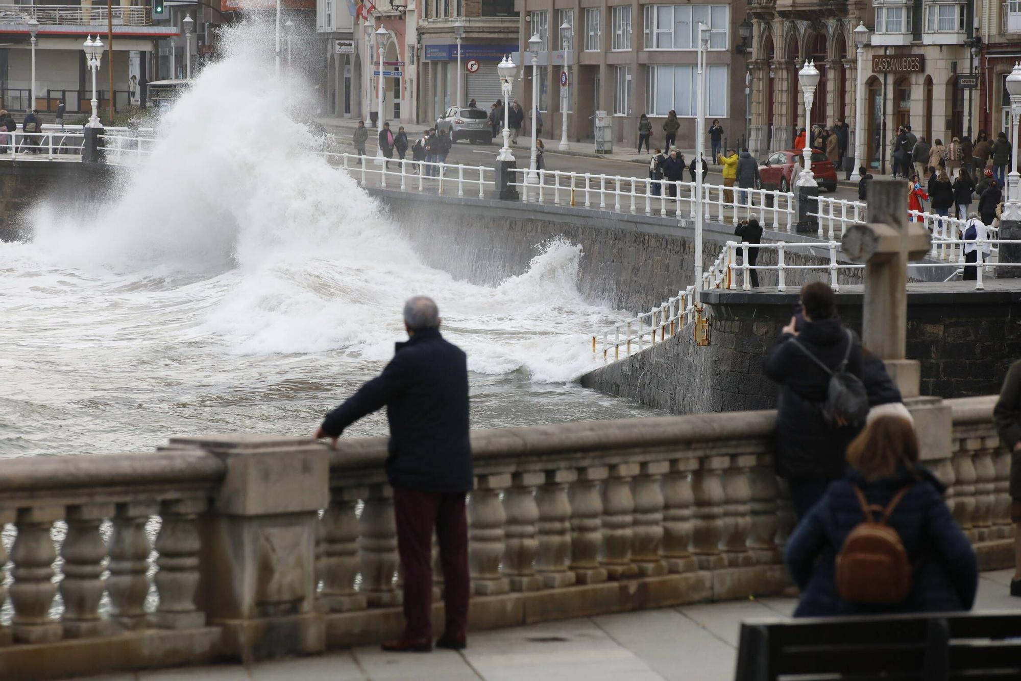 El oleaje vuelve a azotar la costa de Gijón y la Policía precinta parte del Muro (en imágenes)