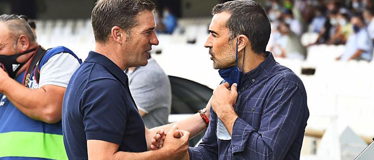 Luis Carrión y Juan Carlos Carcedo se saludan.