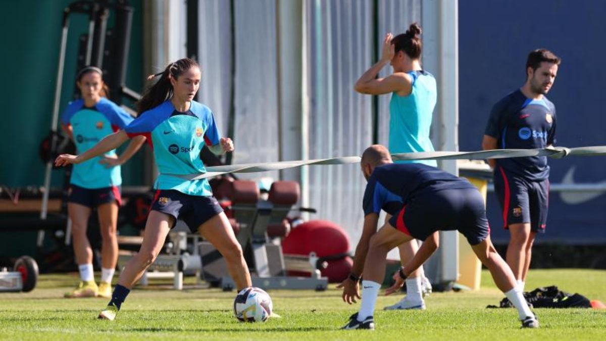 Bruna Vilamala entrenando con el resto del equipo durante su recuperación de la ruptura del ligamento cruzado anterior.