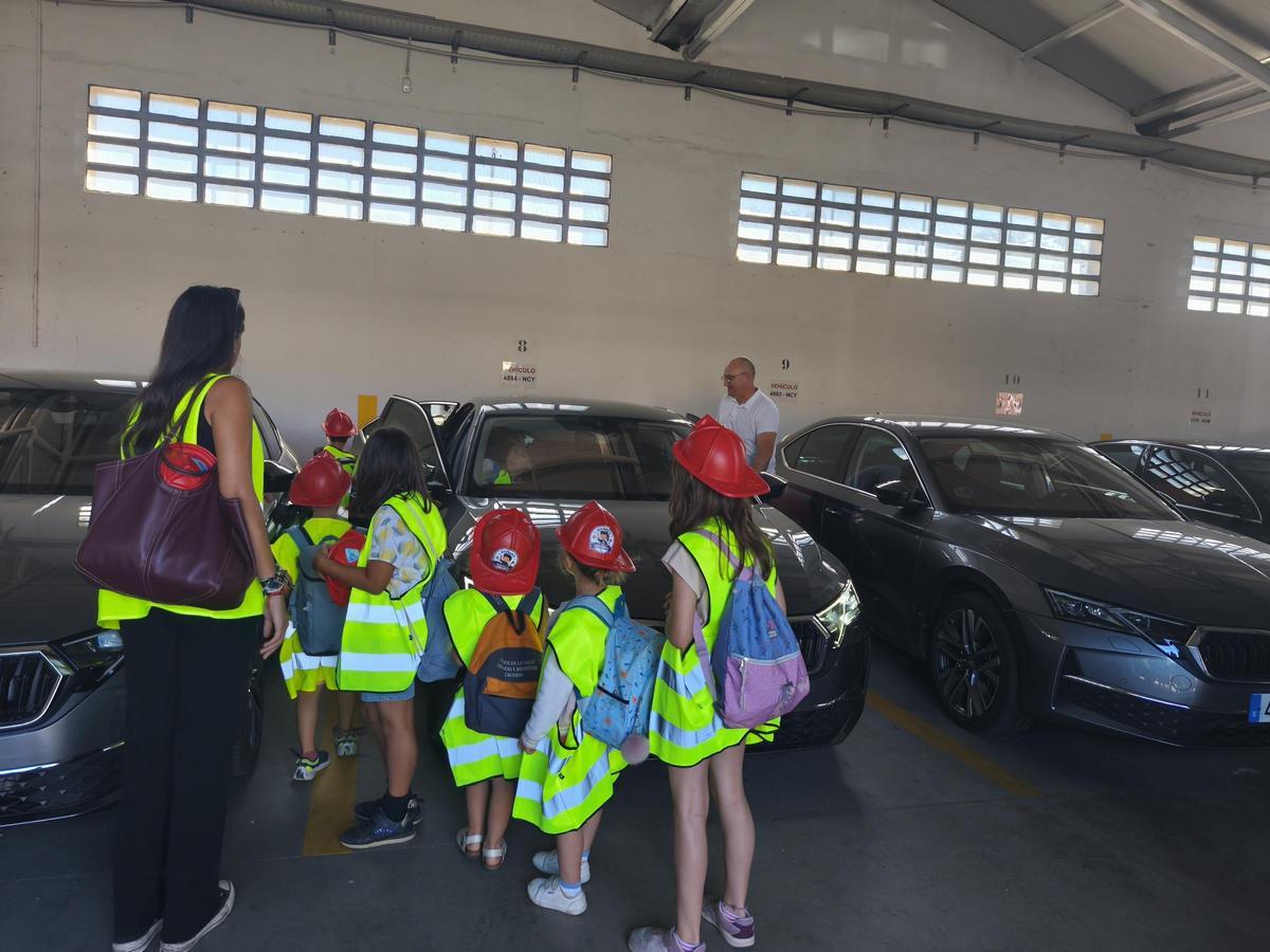 Gala y Adela, del Centro Sonrisas de Cáceres: "Lo más chulo ha sido montar en los coches de los diputados"