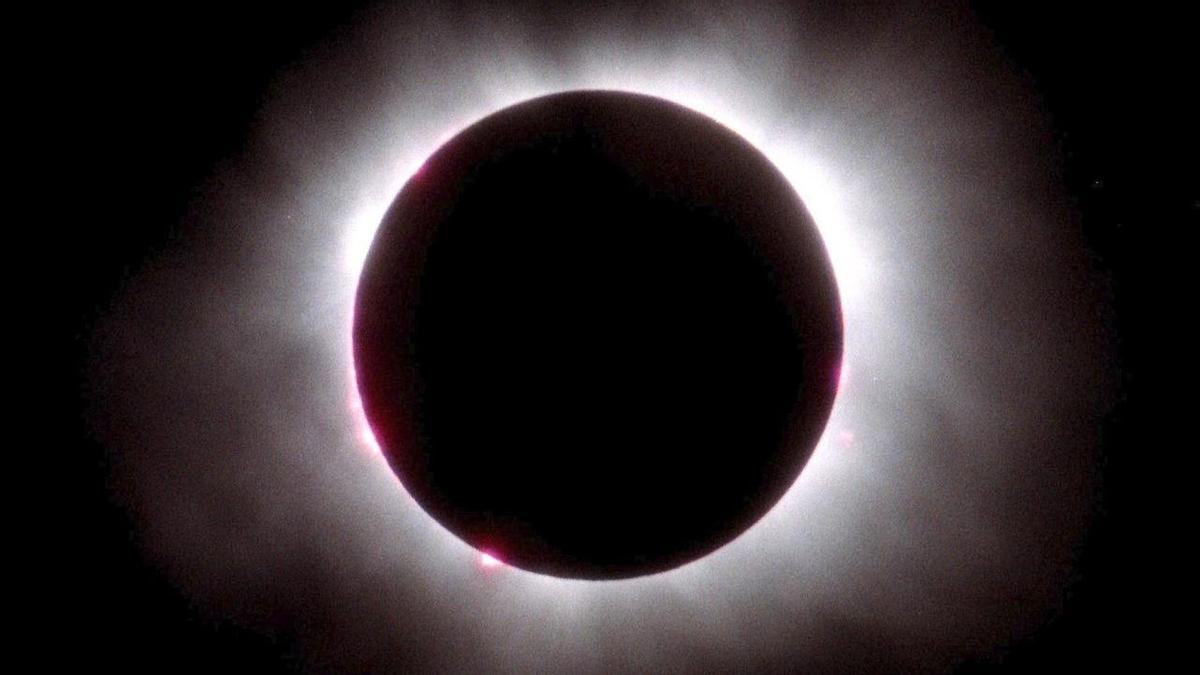 La corona solar vista en el cielo durante un eclipse total