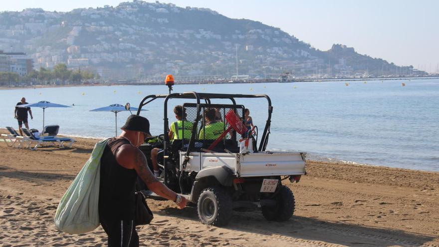 La neteja de platges és una de les opcions del voluntariat.