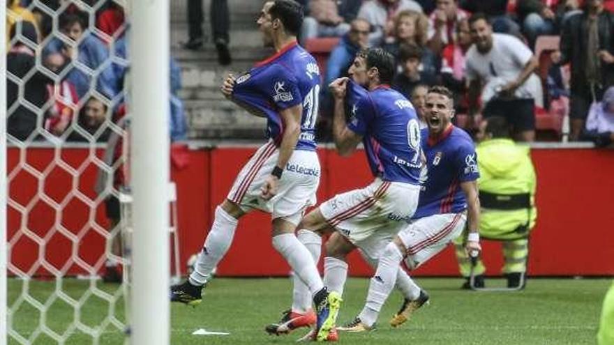Linares, Toché y Aarón celebran el gol del empate en El Molinón.