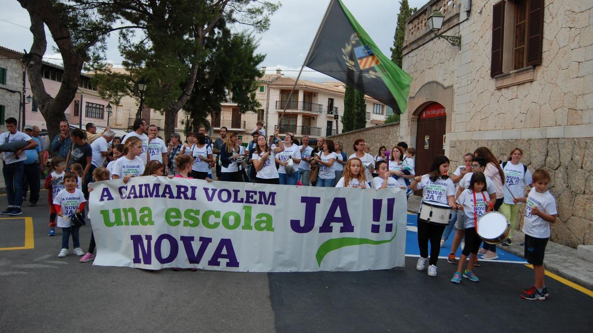 Imagen de una pasada marcha reivindicativa a favor de la futura escuela de Caimari.