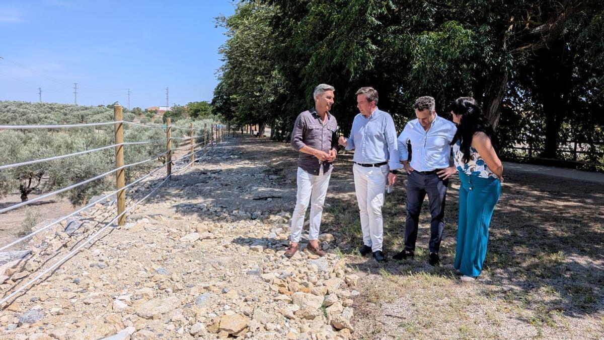 Andrés Lorite, Aurelio Fernández, Javier Pineda y Carolina Cierto, en la zona por donde discurrirá el sendero peatonal entre Las Navas y Moriles.
