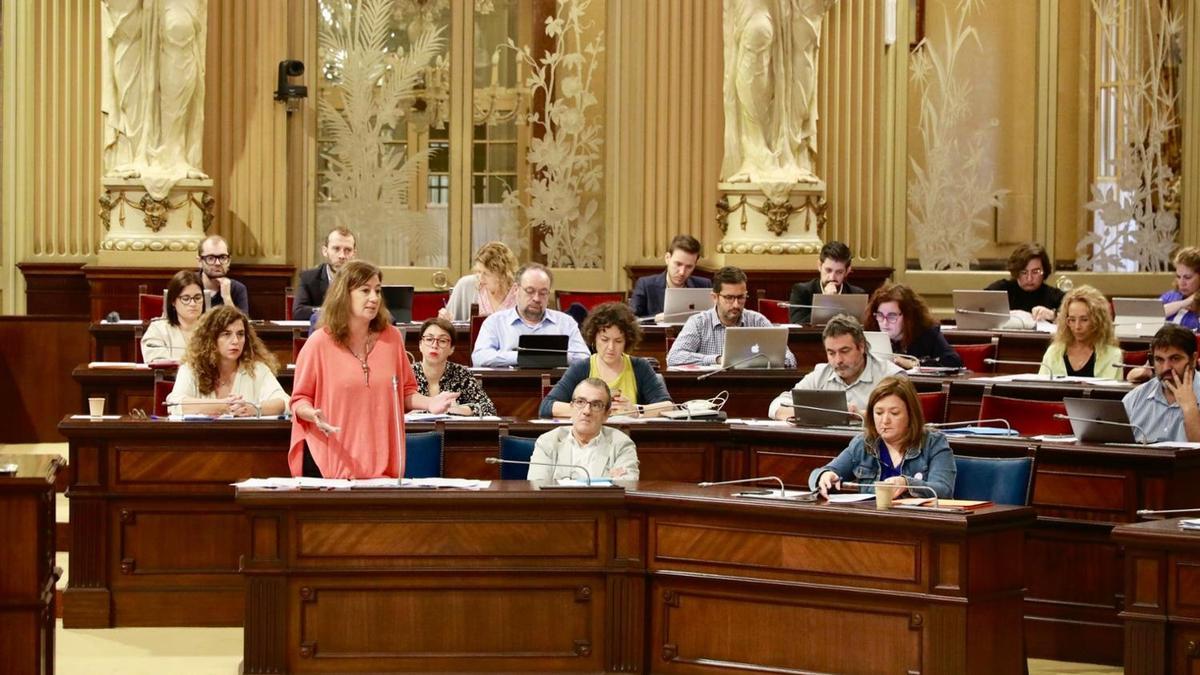 La presidenta del Govern balear, Francina Armengol, durante una intervención en el pleno del Parlament.