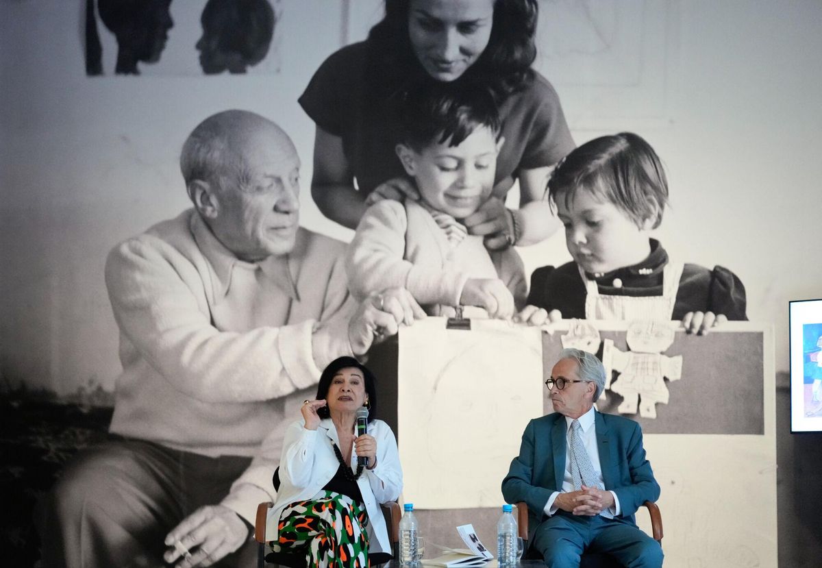 Paloma Picasso y el director del Museu Picasso Emmanuel Guigon en la presentación de la exposición 'Crecer entre dos artistas'.
