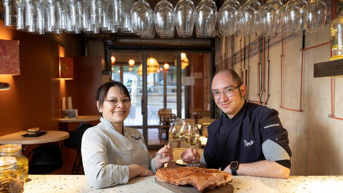 Anna Lluch y Marc Agelet tras la barra de Demo.