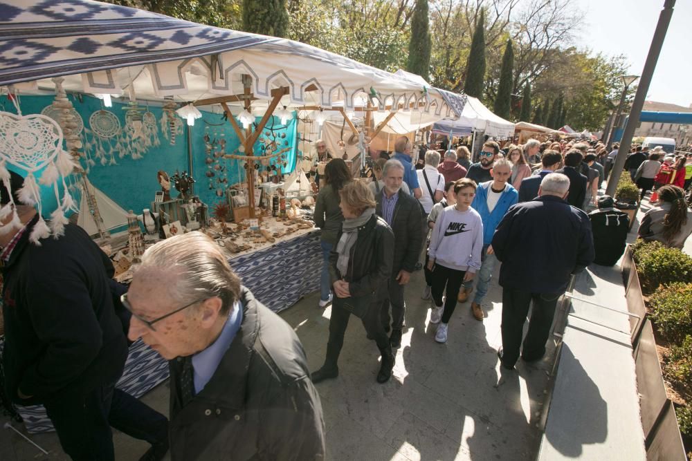 Ein sonniger Tag lockte viele Besucher an die Marktstände mit überwiegend regionalen Produkten und Handwerks-Vorführungen.