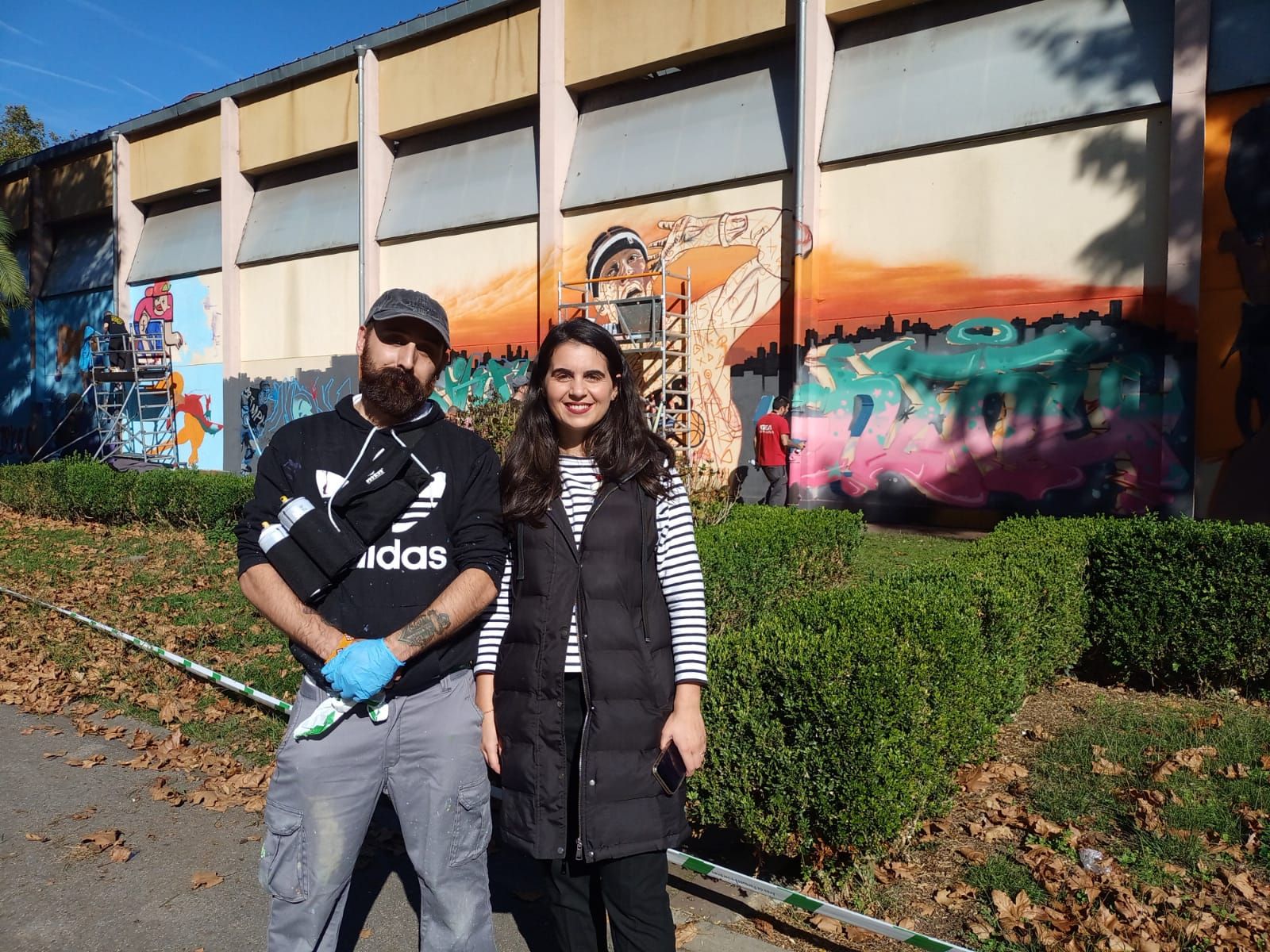 Diecinueve grafiteros se unen para lucir el polideportivo de La Felguera