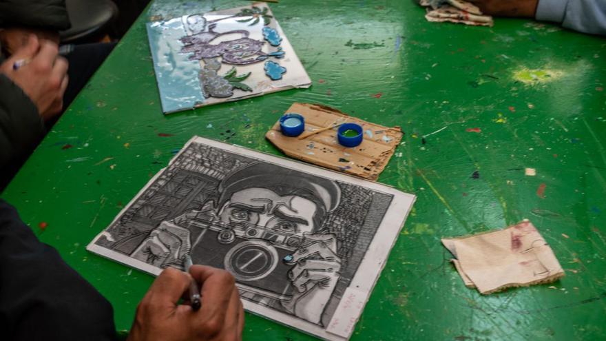 Internos, durante una sesión del taller de pintura.