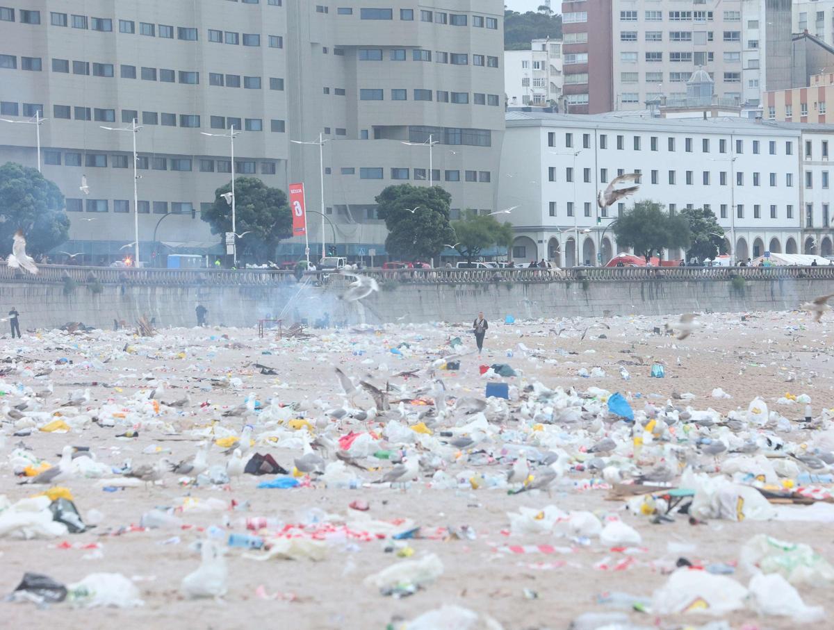 Basura en los arenales coruñeses tras la noche de San Juan.