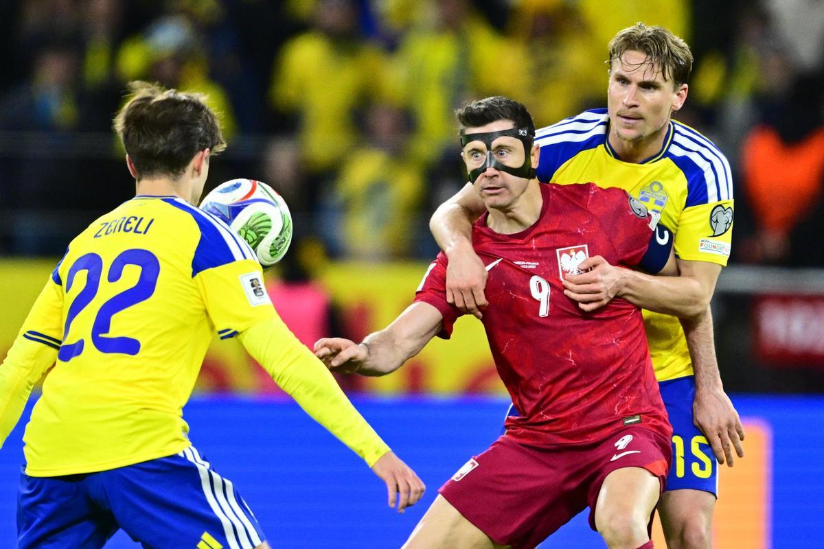 Starfelt, durante el Suecia-Polonia de repesca del Mundial, el partido de su lesión.
