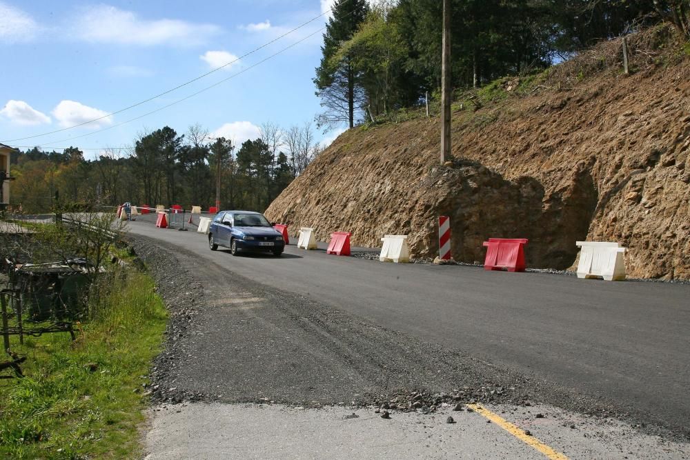 Vecinos de Riobó exigen la retirada de unos postes que invaden la carretera