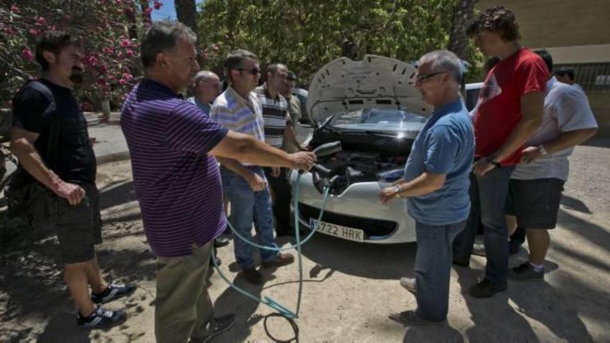 Los alumnos del taller observan la mecánica del coche eléctrico por dentro