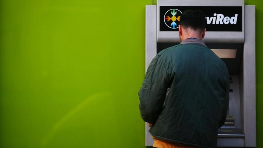 Una persona sacando dinero de un cajero automático