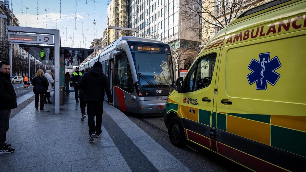 El tranvía parado en plaza España y la ambulancia.