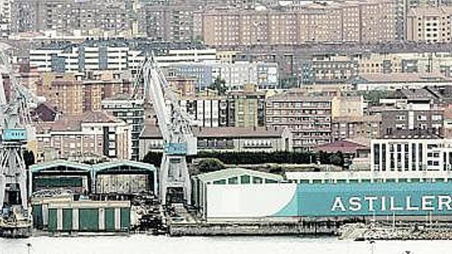 Instalaciones de Factorías Juliana, con el barrio de El Natahoyo al fondo.