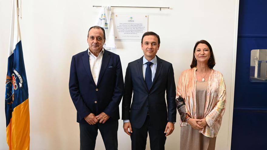 De izquierda a derecha:  Blas Trujillo, consejero de Sanidad de Canarias; Manuel Valido, presidente de Cofarca e Isabel Martín, consejera de Bienestar Social del Cabildo de Lanzarote.