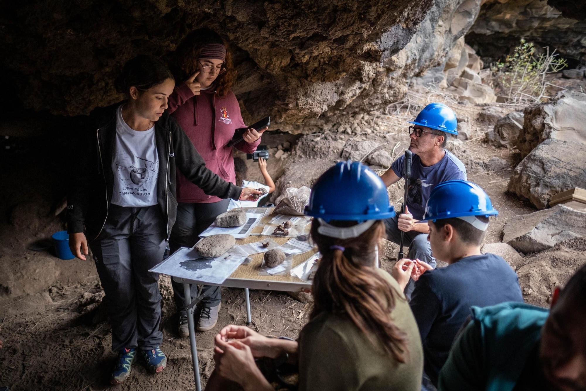 Excavación arqueológica en la Cueva de los Cabezazos, en Tegueste