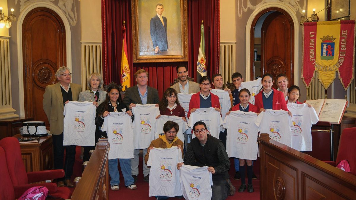 Los ganadores del concurso, en el salón de plenos del ayuntamiento.