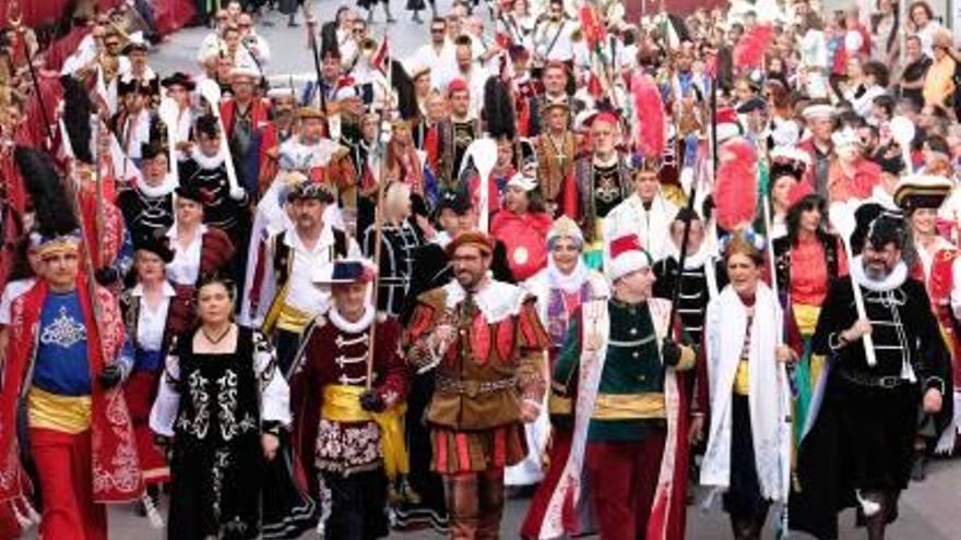 La Entrada Cristiana de Elda ha contado este año con la excepcional participación de más de 150 festeros de 16 comparsas de Petrer, Villena y Sax para celebrar el 75 aniversario.