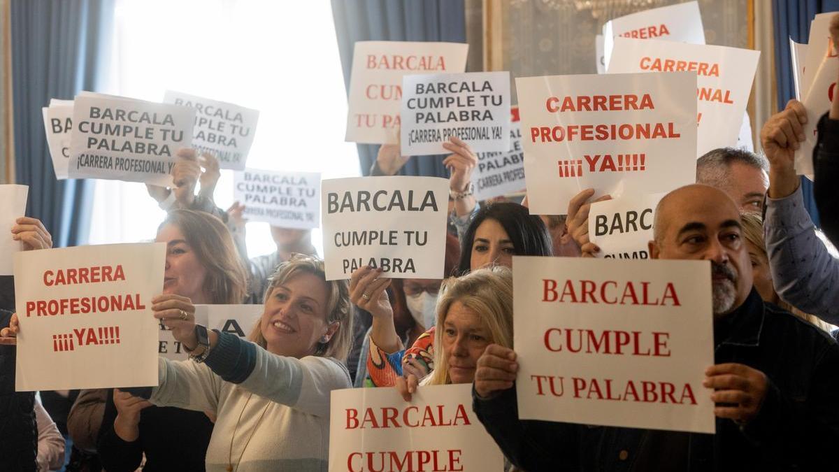Sindicatos en una protesta durante un pleno municipal, en Alicante