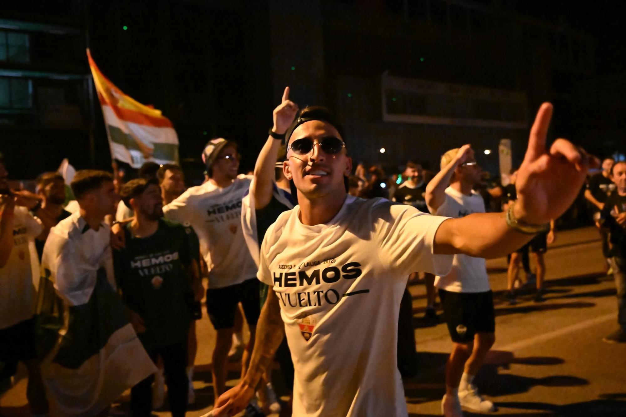 La afición del Elche recibe a los héroes del ascenso a su llegada al Martínez Valero
