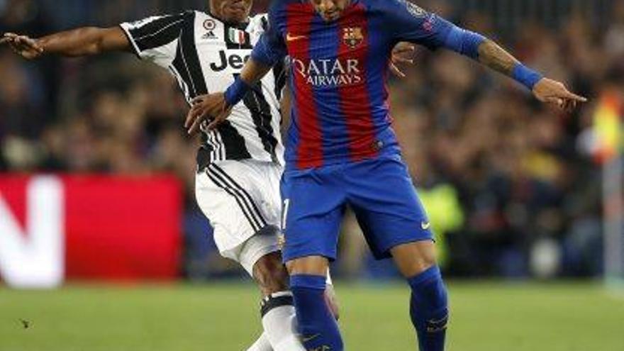 Neymar, perseguit per Cuadrado en el partit de dimecres al Camp Nou