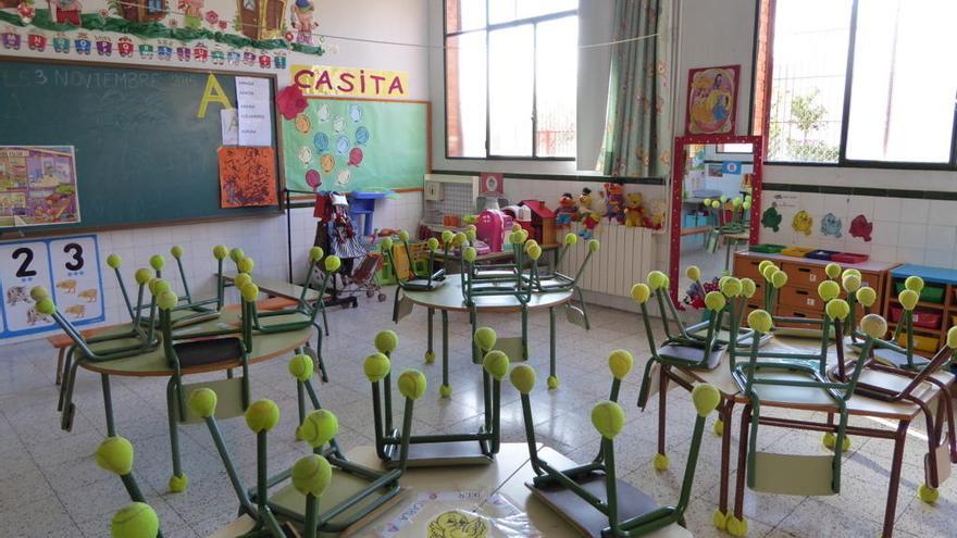 Las pelotas de tenis cubren todas las patas de las sillas y mesas del Colegio Juan XXIII