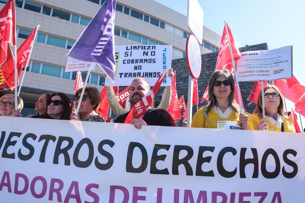 Protesta hace un mes de las trabajadoras afectadas de Limpiezas Córdoba en los juzgados de Elche