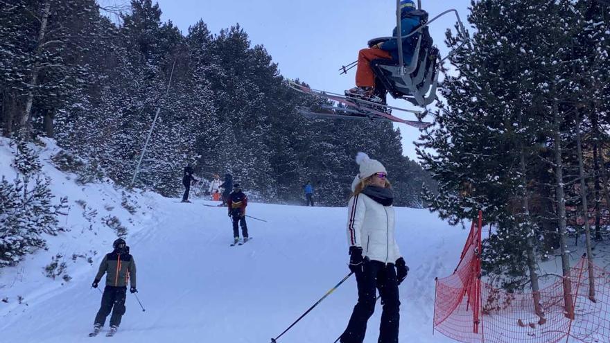 Esquiada per Cambra d’Ase sota la neu i el vent