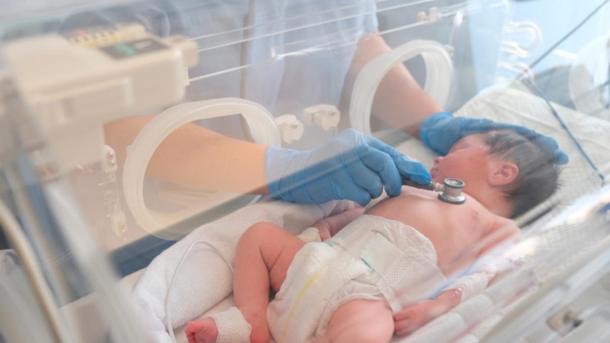 Un bebé prematuro en una incubadora de IMED Valencia