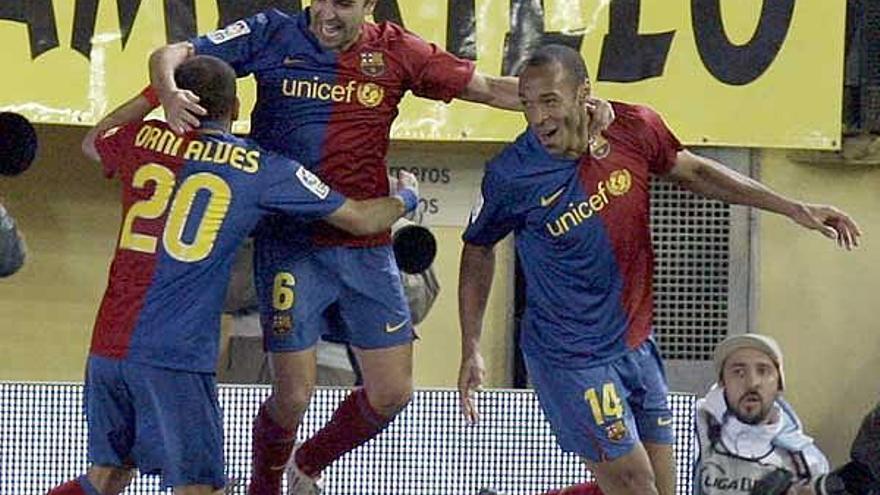 Los jugadores del FC Barcelona Thierry Henry, Dani Alves y Xavi Hernández celebran el segundo gol de su equipo ante el Villarreal.