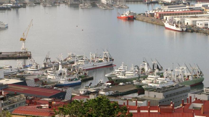 Buques de pesca amarrados en Beiramar, con el muelle de Bouzas al fondo.