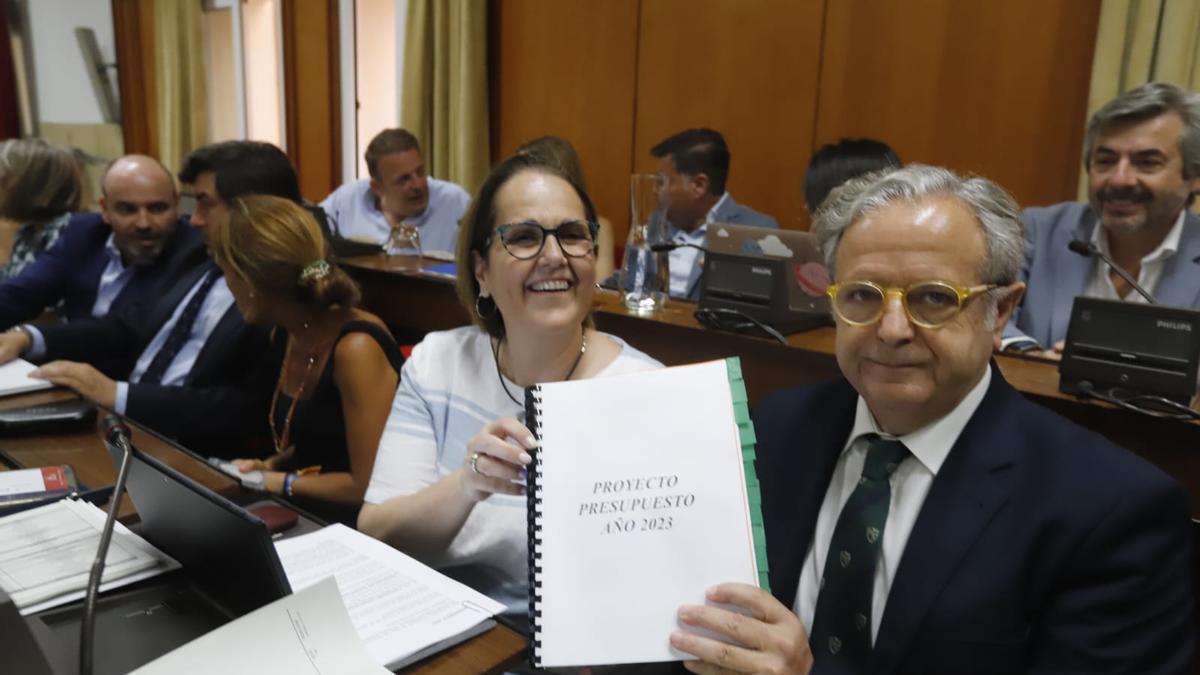 Salvador Fuentes muestra el borrador del presupuesto aprobado en julio de este año.