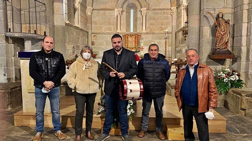 Pedraza acompañado del presidente de Amigos del Monasterio, la guía, el responsable de la iglesia y el alcalde. / E. P.