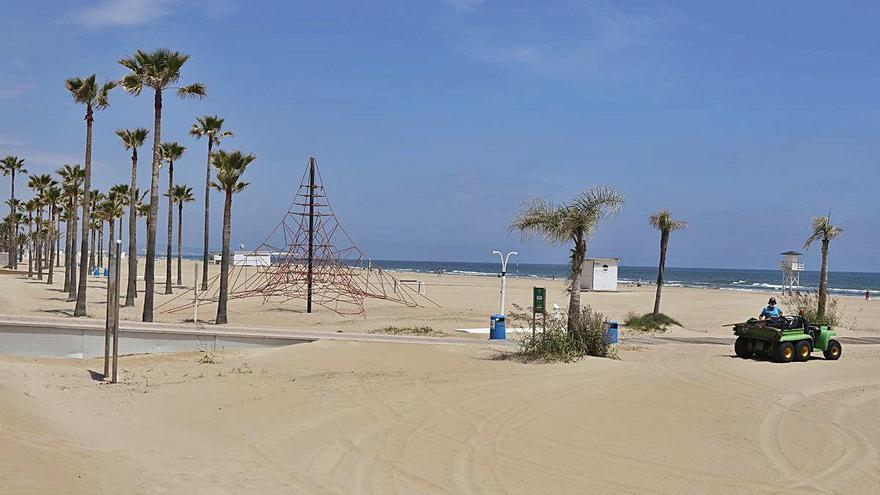 La playa de Gandia, vacía, en una imagen de esta semana.