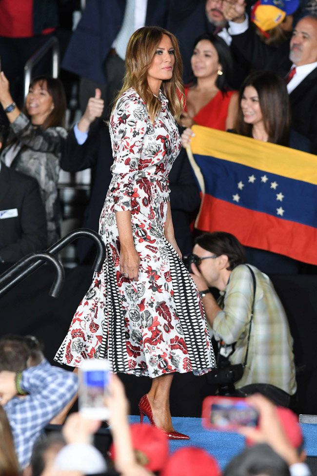 El vestido con estampado floral de Melania Trump es de la marca Gabriela Hearst