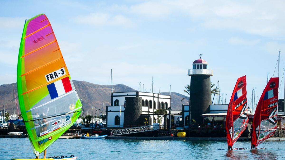 Regatistas olímpicos llevan a cabo sus entrenamientos en Lanzarote