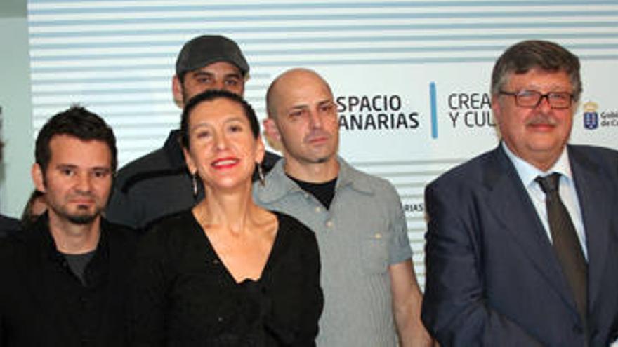 La consejera Milagros Luis Brito y el viceconsejero Alberto Delgado, junto a varios artistas. i LA PROVINCIA/DLP